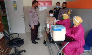 Anggota Polsek Indramayu Kota Monitoring Pelaksanaan Vaksinasi Covid-19 Tahap I