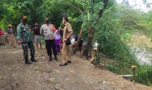 Polsek Sukagumiwang Tinjau Lokasi Bergesernya Tanggul Sungai Cimanuk