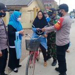 Bagi-Bagi Masker Polsek Krangkeng Disambut Antusias Warga