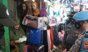Dimasa PPKM Polsek Haurgeulis Melaksanakan Giat Pembagian Masker