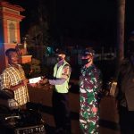 Malam- Malam Polsek Sindang Bersama Koramil Gelar Operasi Yustisi Serta Bagikan Masker