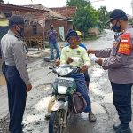 Dimasa PPKM Periode II, Polsek Pasekan Bagikan Masker Sembari Himbau Pola Hidup Sehat 5M
