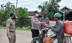 Polsek Sliyeg Bersama Koramil Serta Pol PP Laksanakan Ops Yustisi dan Bagikan Masker di Jalan