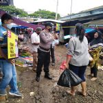 Polsek Kandanghaur Bagikan 100 pcs Masker Dimasa PPKM Periode II