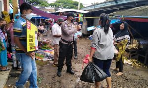 Polsek Kandanghaur Bagikan 100 pcs Masker Dimasa PPKM Periode II
