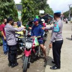 Kapolsek Cikedung Bersama Forkopimcam Giat Pembagian Masker