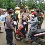 Polsek Sliyeg Bersama Petugas Gabungan Turun Kejalan Bagi-Bagi Masker