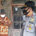 Dukung Indramayu Bermasker, Kapolsek Cantigi Turun Langsung Bagikan Masker