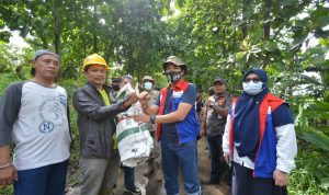 Pertamina RU VI Peduli, Bantu Evakuasi Korban Banjir Indramayu
