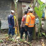 Pasca Banjir, TNI-Polri Serta Masyarakat Losarang Gotongroyong Bersih – Bersih