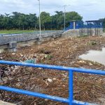 Sampah di Bendungan Blok Bungkul Sumbang Banjir