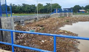 Sampah di Bendungan Blok Bungkul Sumbang Banjir