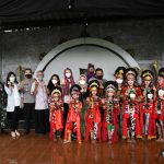 Bupati Nina Agustina Kunjungi Sanggar Tari Topeng Mimi Rasinah