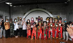 Bupati Nina Agustina Kunjungi Sanggar Tari Topeng Mimi Rasinah