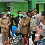 Bupati Nina Agustina Tinjau Pengungsian Warga Terdampak Kebakaran Tangki