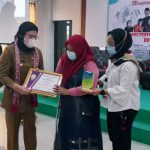Bupati Indramayu Nina Agustina, Beri Penghargaan Dua Perempuan