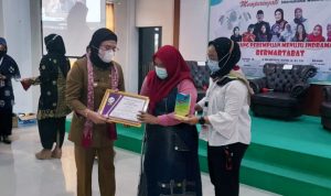 Bupati Indramayu Nina Agustina, Beri Penghargaan Dua Perempuan