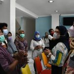 Bupati Nina Agustina Jenguk Enam Pasien Luka Bakar Ke RSPP