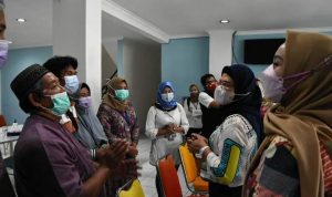 Bupati Nina Agustina Jenguk Pasien Enam Luka Bakar Ke RSPP