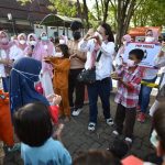 PWP Pertamina Ajak Anak-anak Pengungsian di Balongan Cuci Tangan dan Melukis Bersama