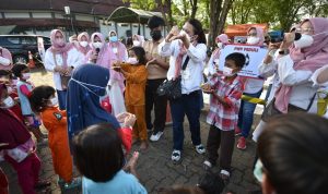 PWP Pertamina Ajak Anak-anak Pengungsian di Balongan Cuci Tangan dan Melukis Bersama