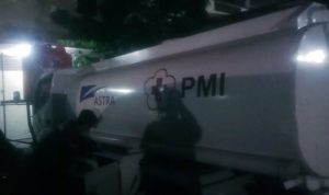 PMI Indramayu Suplai Air Bersih Untuk Pengungsi Dampak Tangki Terbakar