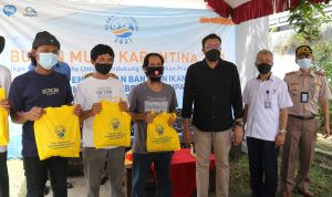 Bulan Mutu Karantina, Warga Indramayu Terima Bantuan 600 Paket Ikan Olahan