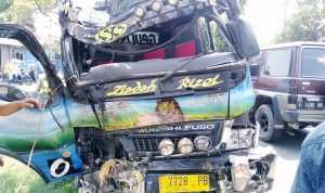 Mobil Elf Hantam Sepeda Motor di Jalur Tengkorak Indramayu Pengemudi Terpental
