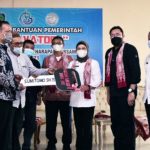 Nina Agustina Bupati Indramayu Salurkan Bantuan Excavator