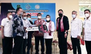 Nina Agustina Bupati Indramayu Salurkan Bantuan Excavator