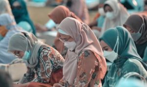 Patuhi Protokol Covid-19, Bupati Indramayu Sholat Idul Fitri Bersama Warga