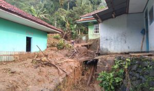 Lima Rumah Warga Cianjur Rusak Berat Diterjang Tanah Longsor