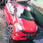 Bocah Tiga Tahun Tarik Setir Mobil Hatchback Toyota Agya Masuk Parit