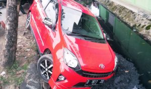 Bocah Tiga Tahun Tarik Setir Mobil Hatchback Toyota Agya Masuk Parit