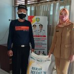 Pemkab Indramayu Beri Bantuan Beras Kepada Warga yang Positif Covid-19 Yang Tengah Isoman