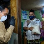 Presiden Blusukan Bagikan Sembako Dan Paket Obat Untuk Masyarakat