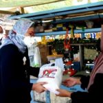 Bupati Nina Agustina Berikan Bantuan Kepada Pedagang Kaki Lima Dimasa PPKM 