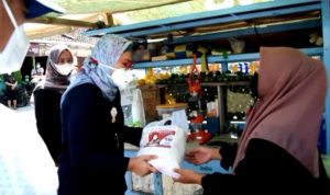 Bupati Nina Agustina Berikan Bantuan Kepada Pedagang Kaki Lima Dimasa PPKM