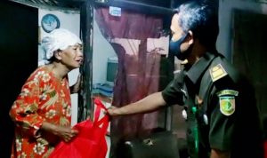 Kejari Peduli Terjun Langsung Bagikan Sembako Kepada Masyarakat Indramayu Terdampak PPKM