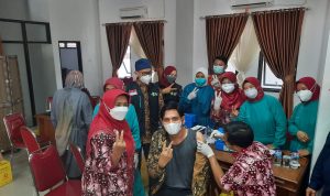 Lucky Hakim Wakil Bupati Indramayu Vaksinasi di Kejari Bersama Masyarakat