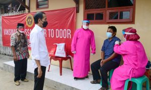 Presiden Tinjau Program Vaksinasi dari Pintu ke Pintu di Kota Cirebon