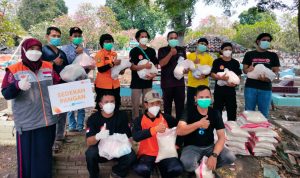 Rumah Zakat Bagikan Sembako Kepada Relawan Pemulasaraan Jenazah