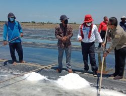 Petani Garam sampaikan Aspirasinya Ke Bupati Nina Agustina