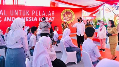 Tinjau Vaksinasi Pelajar di Kabupaten Sukoharjo, Presiden: Jika Sudah Divaksin, Segerakan PTM Terbatas