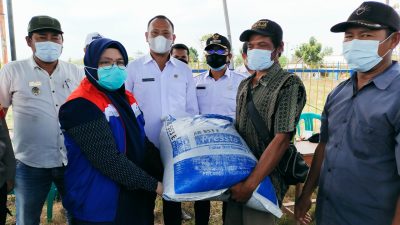 Pertamina Realisasikan Bantuan Bibit dan Pakan Ikan untuk Petani Tambak Indramayu