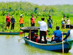 Saat Presiden Naik Perahu Seberangi Sungai untuk Sapa Warga