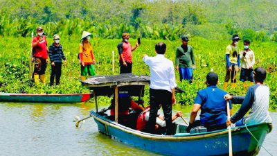 Saat Presiden Naik Perahu Seberangi Sungai untuk Sapa Warga