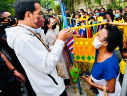Saat Presiden Beli Noken di Pinggir Jalan dari Mama-Mama