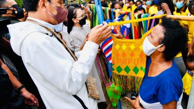 Saat Presiden Beli Noken di Pinggir Jalan dari Mama-Mama