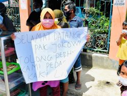 Saat Presiden Hampiri Pedagang Kaki Lima yang Bentangkan Spanduk